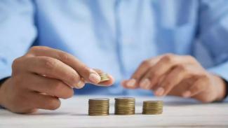 banker counting FnB student loan interest