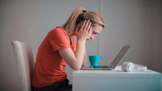 Student applying for NSFAS online