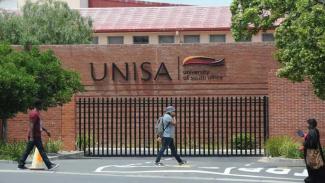 Student's walking into Unisa campus
